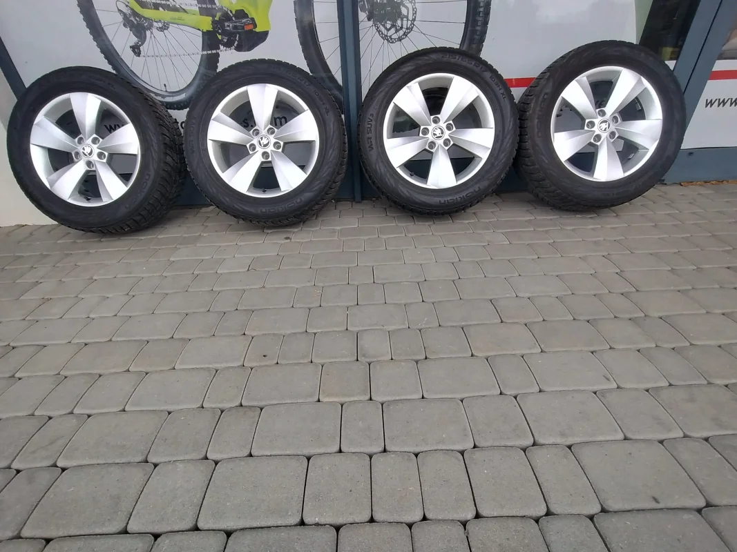 Skoda Kodiaq oryginalne felgi aluminiowe z oponami zimowymi Nokian 215/65/17 - zdjecie glowne