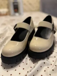 Stylowe damskie czółenka marki Catwalk w modnym fasonie Mary Jane.