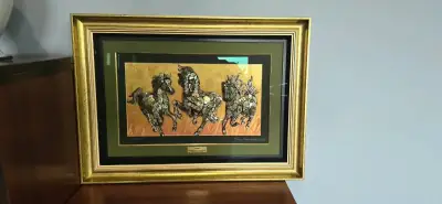 Obraz „Trójka” – konie z mechanicznych elementów, złota rama, 66,5 × 48,5 cm