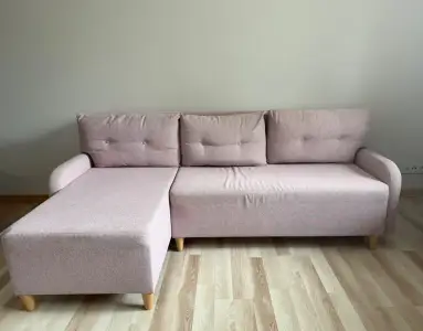 Różowy narożnik z pojemnikiem
